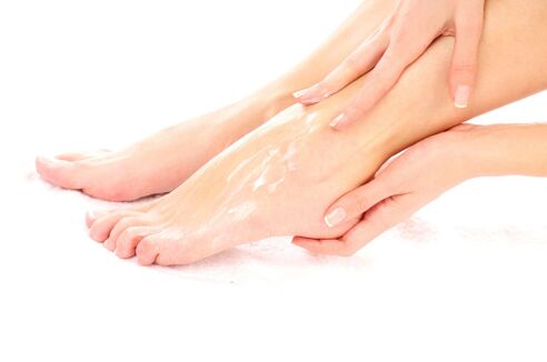 Applying gel from varicose veins to the legs